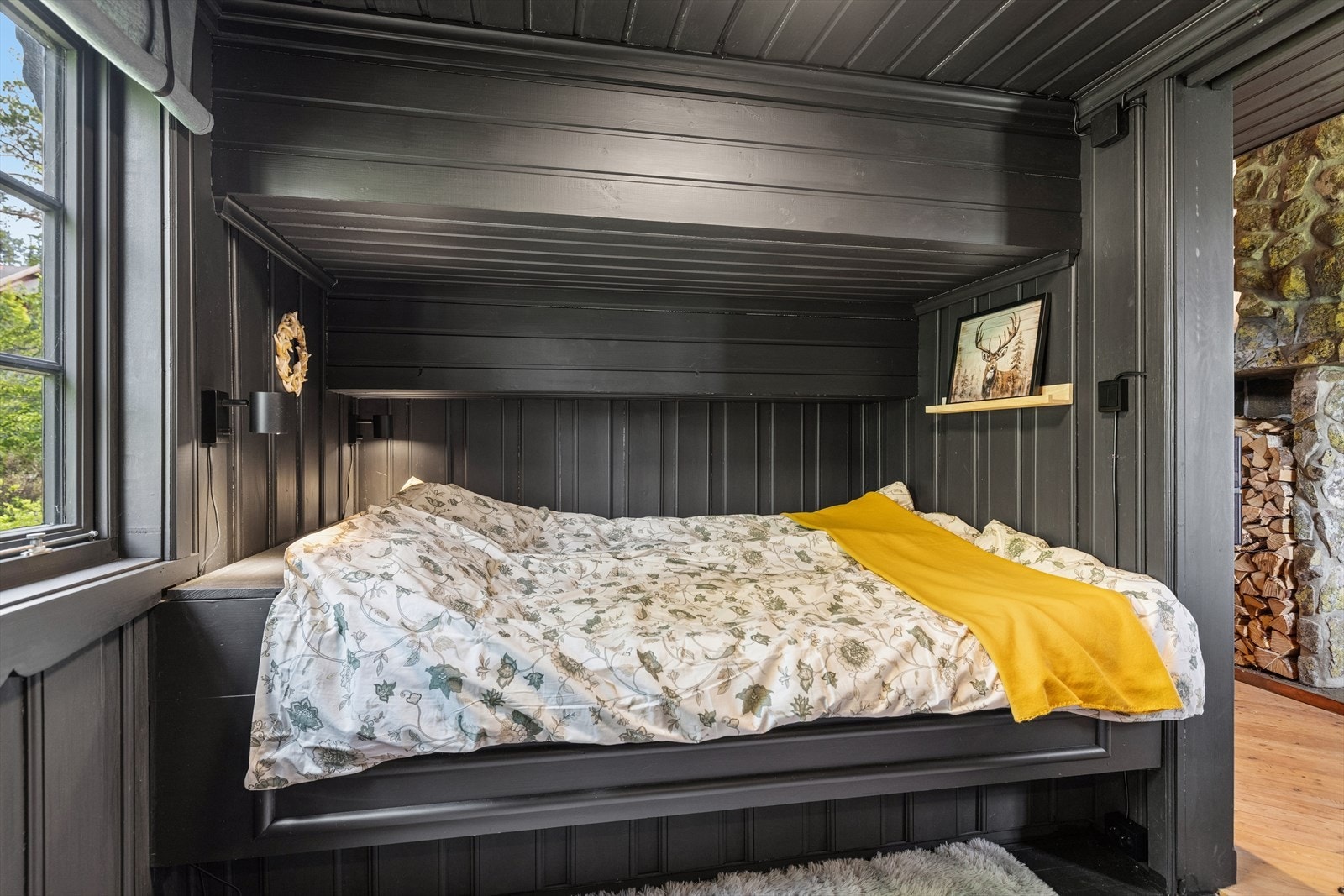 Hytten har to soverom i hovedetasjen, begge med gode og funksjonelle løsninger. Hovedsoverommet er utstyrt med plassbygget dobbeltseng og hele fire garderobeskap, som gir godt med oppbevaringsplass. Galleribilde