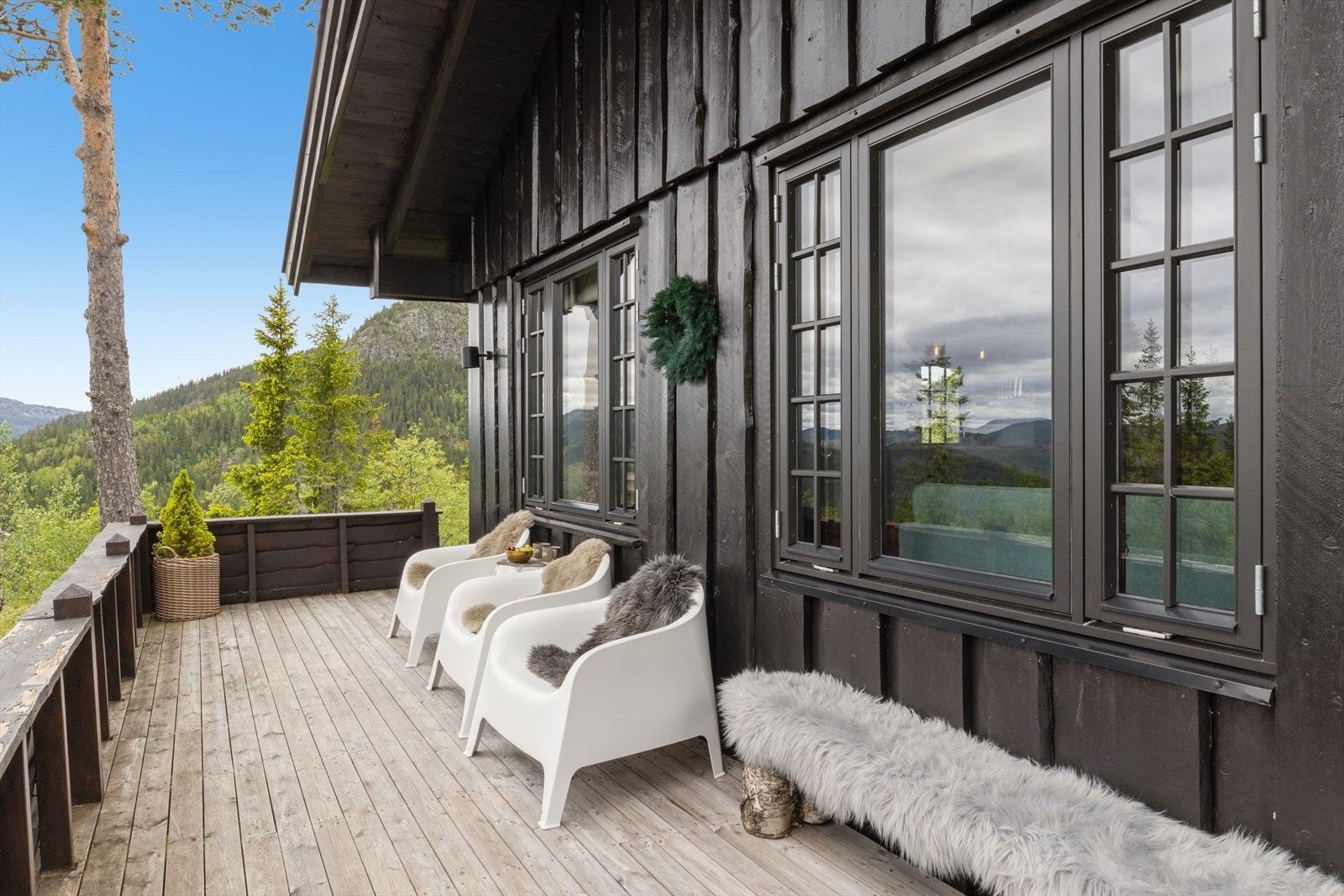 Terrassen byr på gode og fleksible møbleringsmuligheter, med plass til flere soner for både avslapning og sosialt samvær. Galleribilde