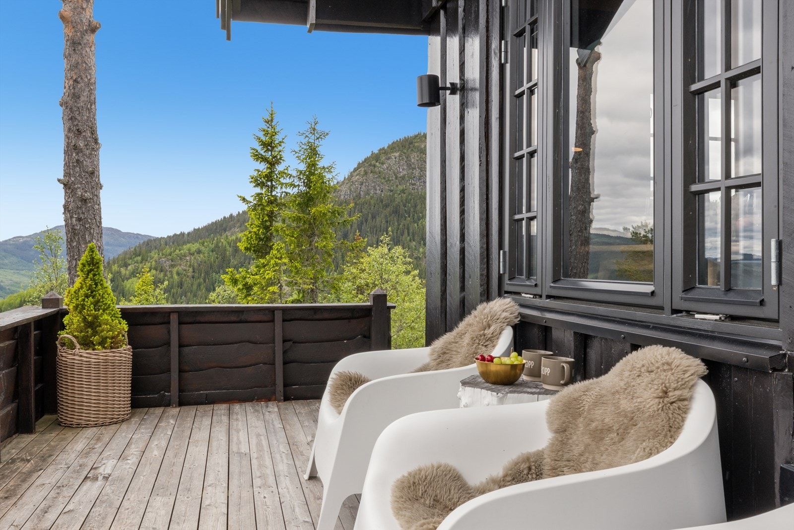 Her kan du nyte rolige stunder med morgenkaffe eller trekke deg tilbake etter en aktiv dag i fjellheimen, omgitt av stillhet og vakker natur. Galleribilde