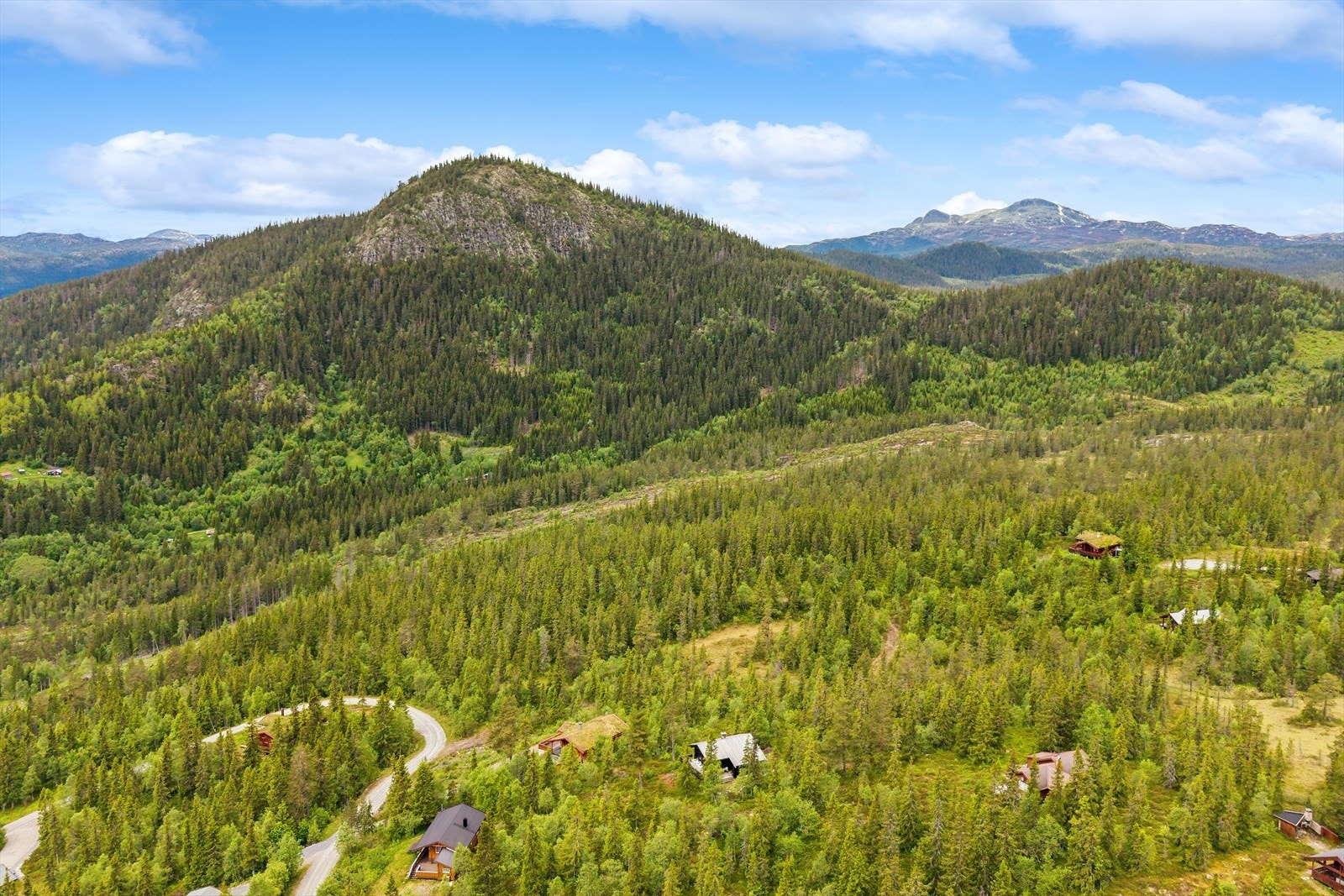 Fra hytta er det kun ca fem minutters kjøring til Flugonfjell Skisenter. I tillegg ligger det ikoniske Gaustatoppen-området innen komfortabel kjøreavstand hvor man finner den unike Gaustabanen. Galleribilde