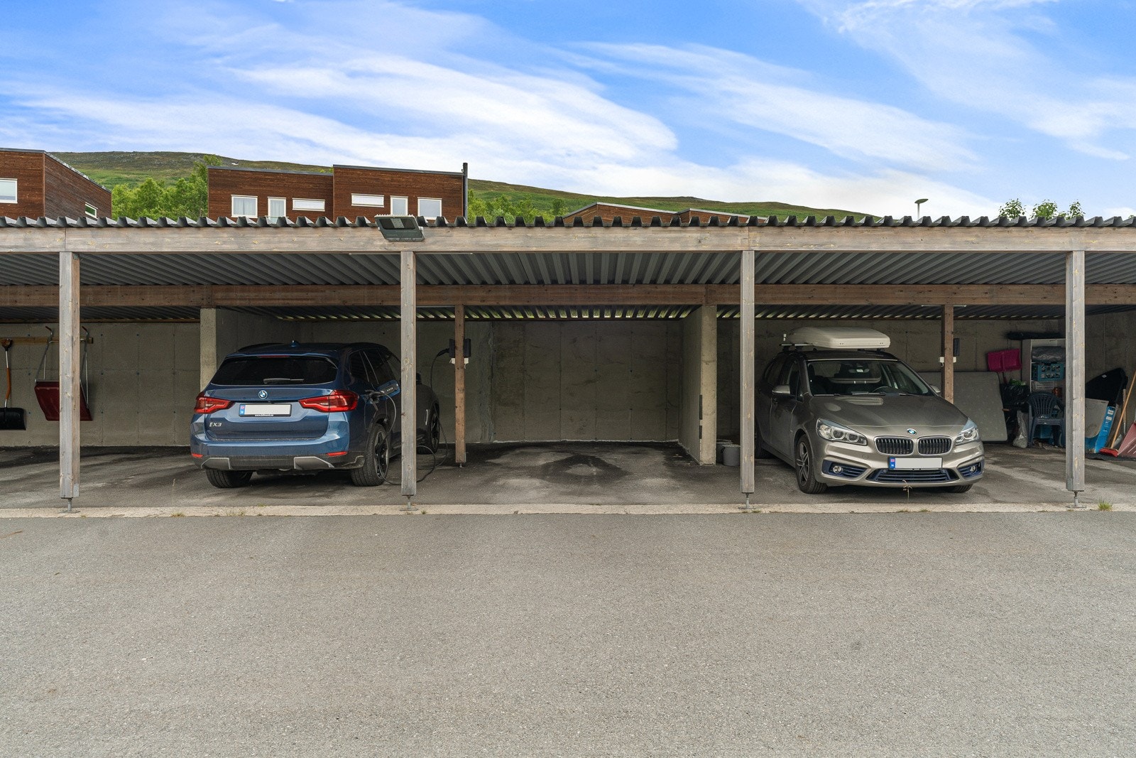 Parkering i carport, her er det montert elbil lader!