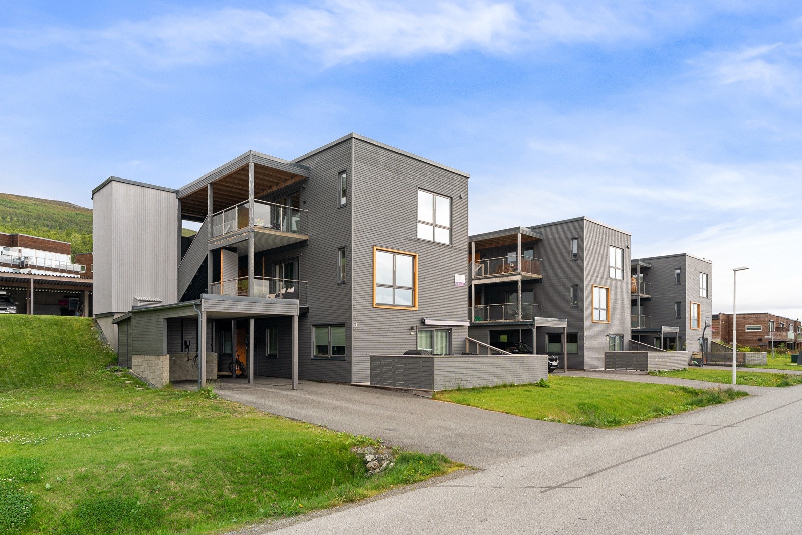 Trivelig og rolig nabolag med kort vei til skole, barnehage og flotte turområder!!
