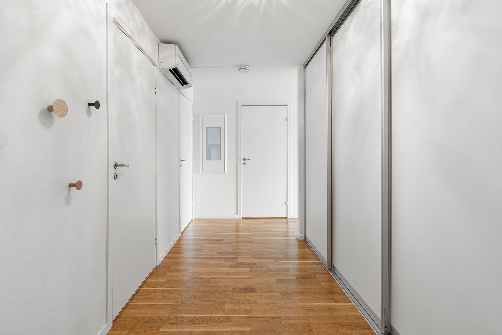 Det er montert skyvedørsgarderobe i gangen, noe som gir seg svært gode lagringsforhold!