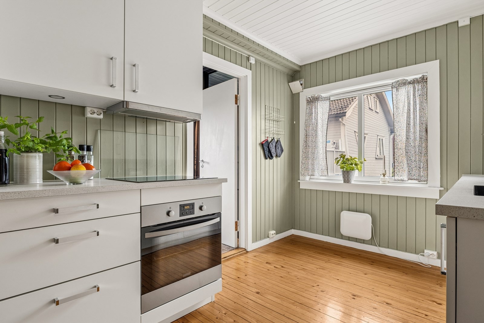 Kjøkken med nyere innredning. Galleribilde