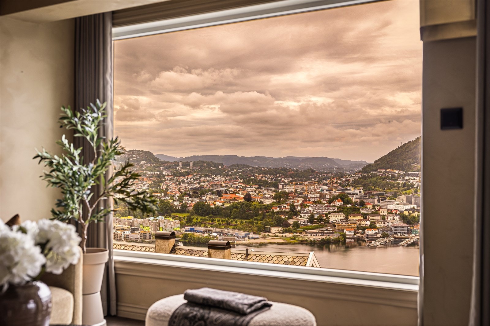 Det er svært god utsikt fra de fleste vinduer i boligen, her sørover Bergensdalen. Galleribilde