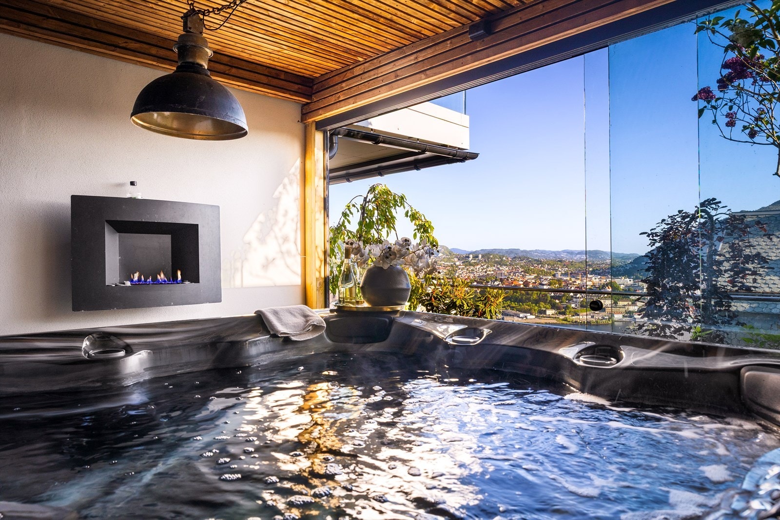 Utsikten kan også nytes fra boblebadet. Galleribilde