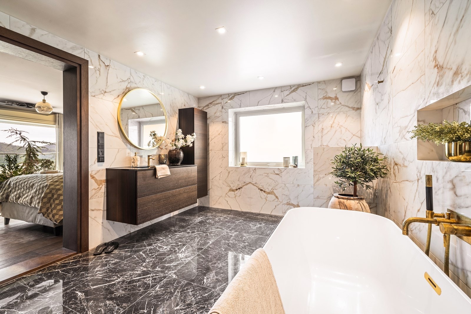 Helfliset bad med Marazzi fliser og lekker innredning fra Kvänum. Galleribilde