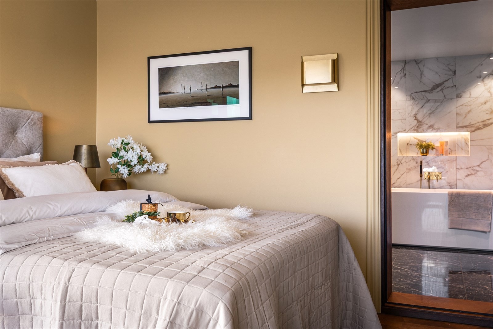 Hovedsoverommet disponerer eget lekkert bad - ensuite - en fin løsning som gir hotellfølelsen. Galleribilde