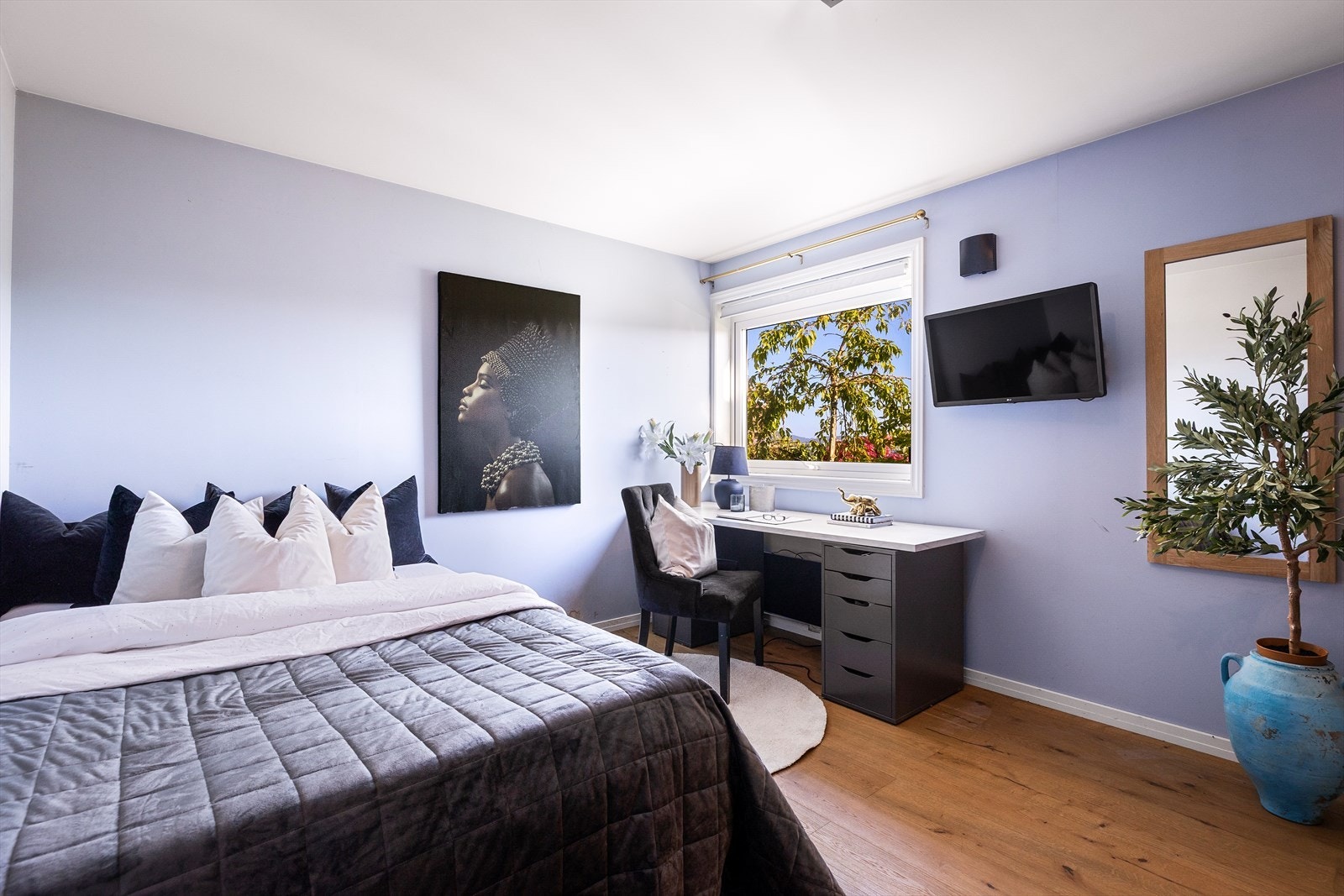 Denne etasjen inneholder to soverom og et kontor. Dette soverommet har skyvedørsgarderobe. Galleribilde