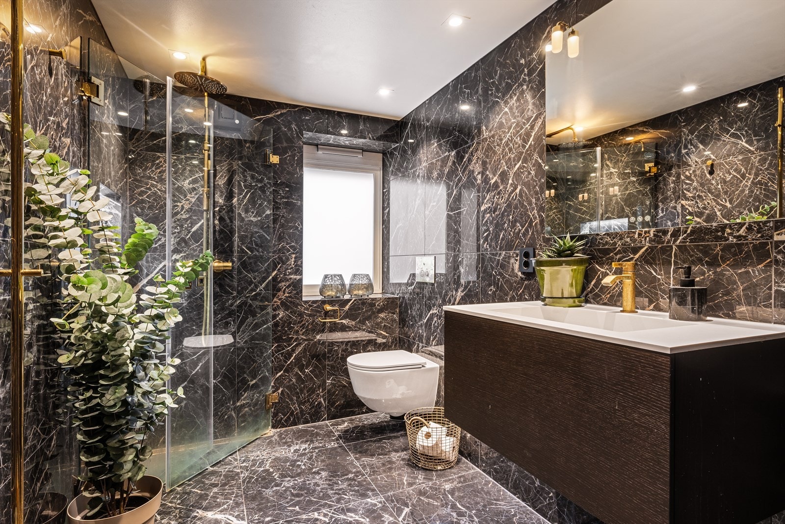 Bad nr. 3 ligger i denne etasjen ble oppgradert i 2020/21. Samme flistype som badene oppe, Marazzi fliser. Galleribilde