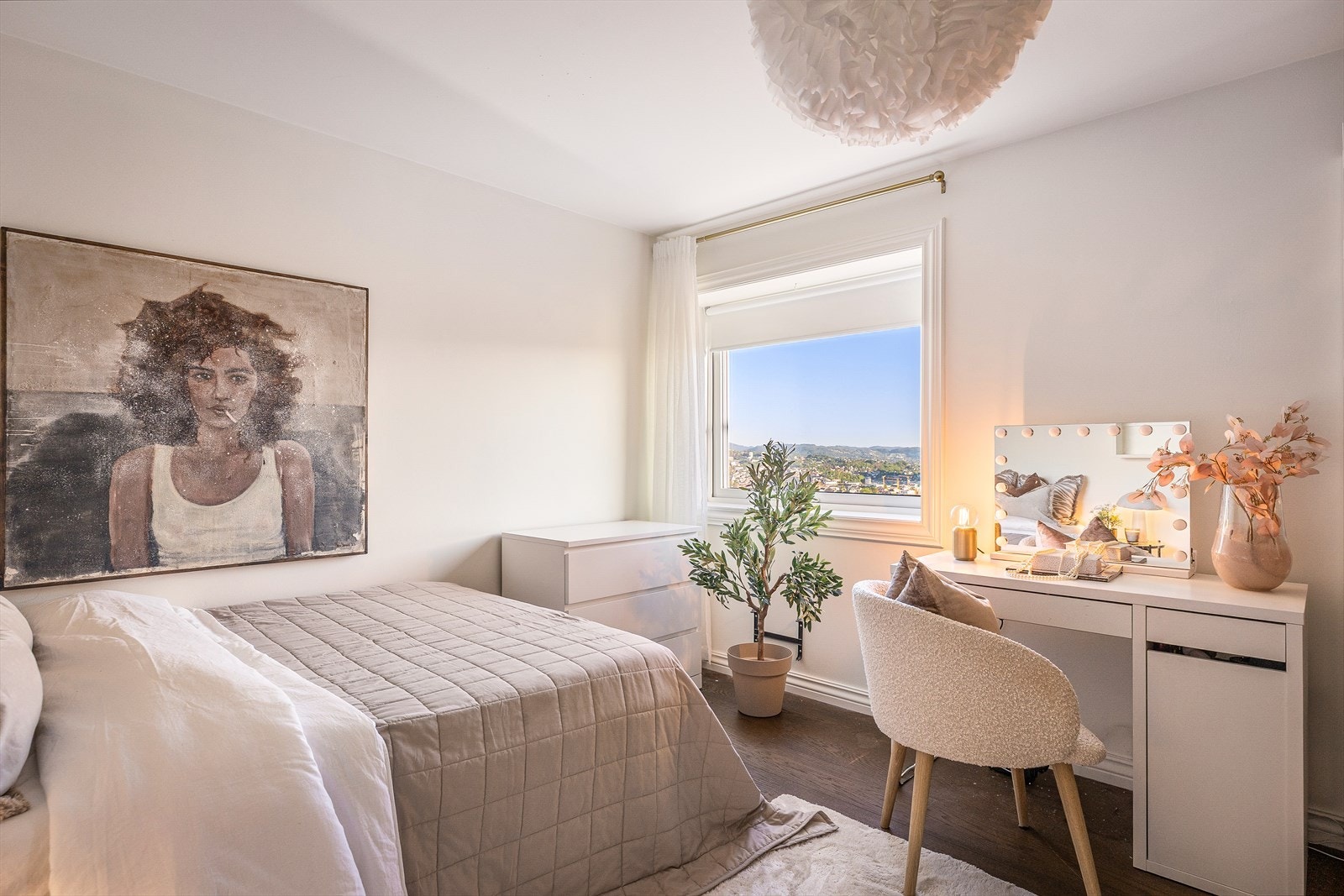 Det tredje soverommet i etasjen har god plass til møblering. Her også med romslig skyvedørsgarderobe med speil. Galleribilde