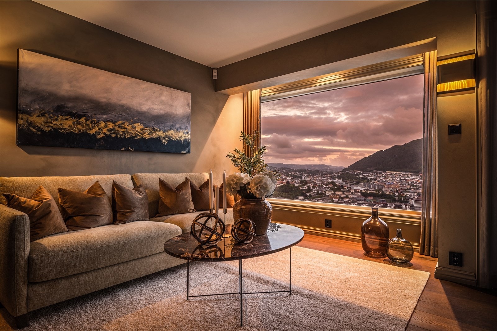 Stuen er romslig og har plass til en stor sofagruppe. Galleribilde