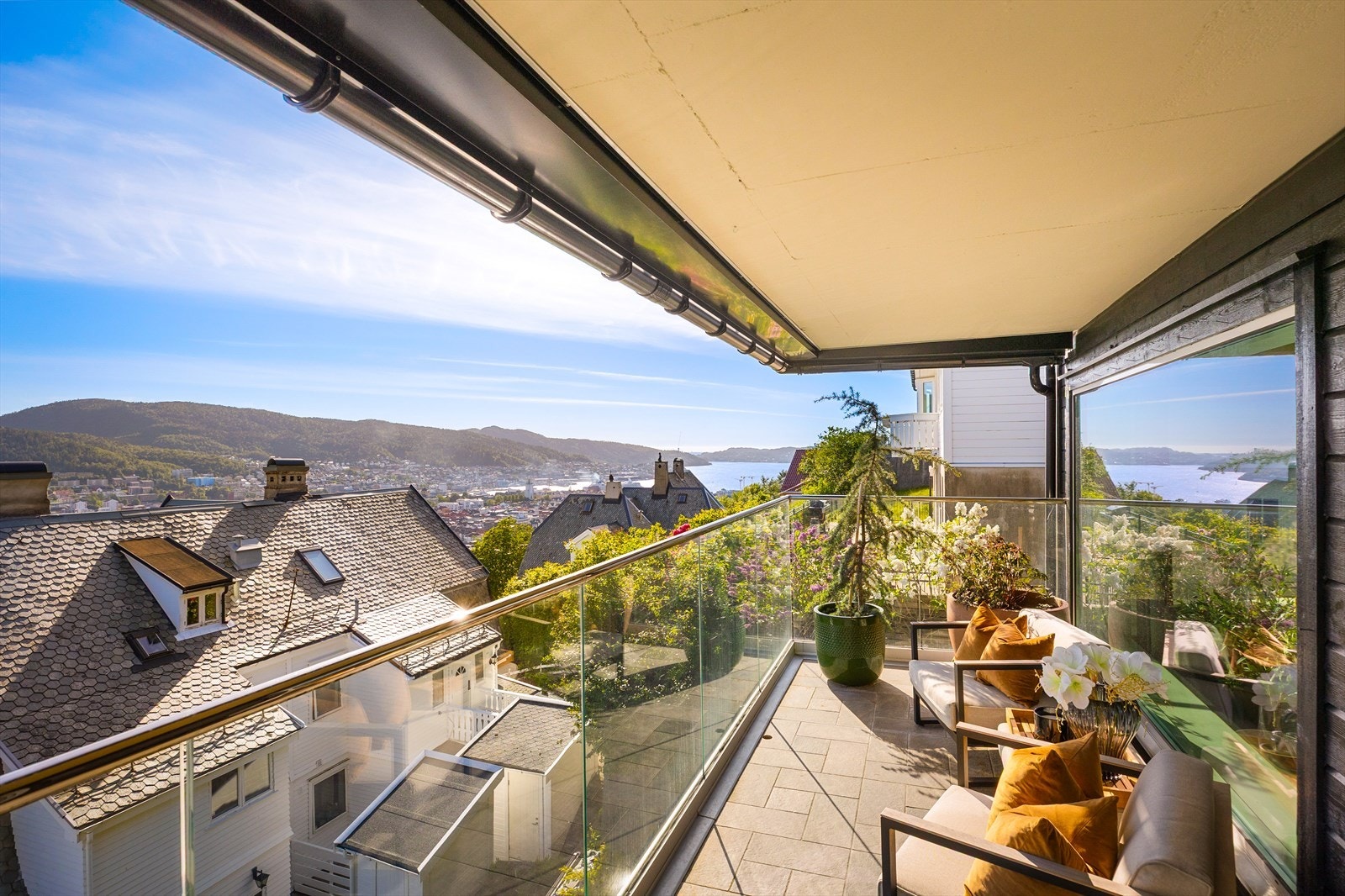 En lun og skjermet uteplass med fantastisk utsikt mot innseilingen til Bergen. Galleribilde