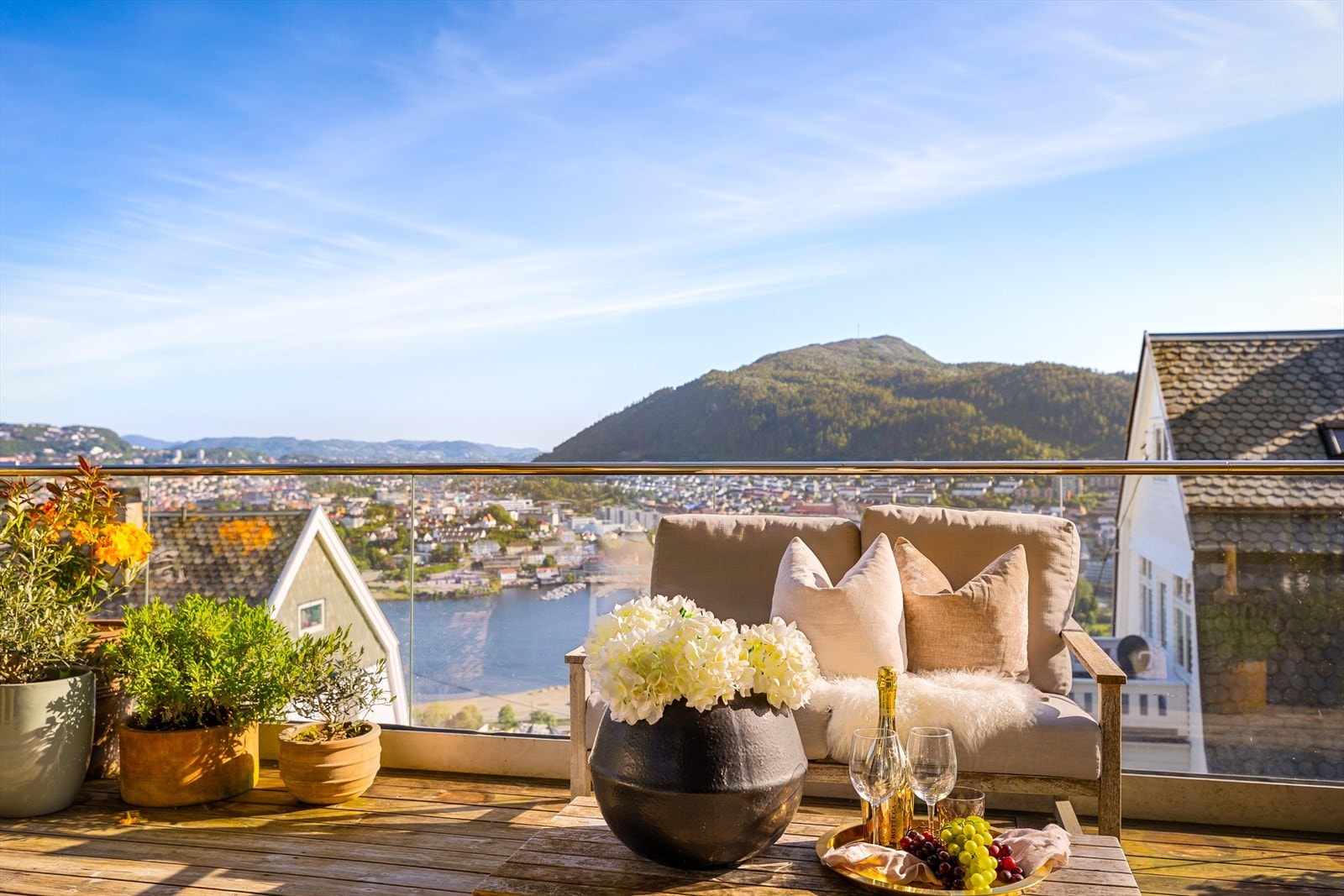 Fra terrassen har man flott utsikt Store Lungegårsvann og byfjellene. Galleribilde