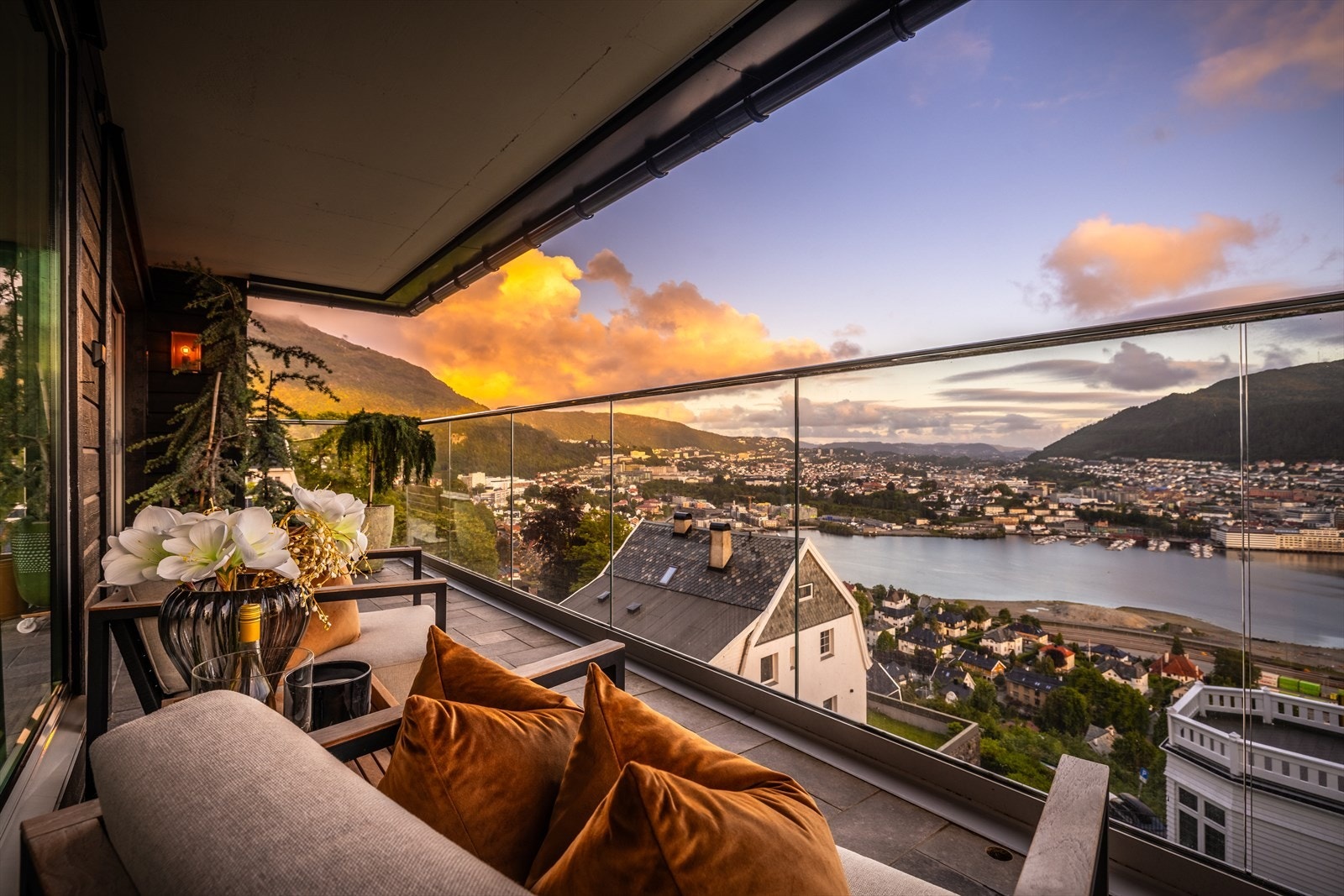 Denne altanen har utgang fra stuen oppe og glassrekkverk som sikrer fri sikt mot Store Lungegårdsvann og Bergen by. Galleribilde