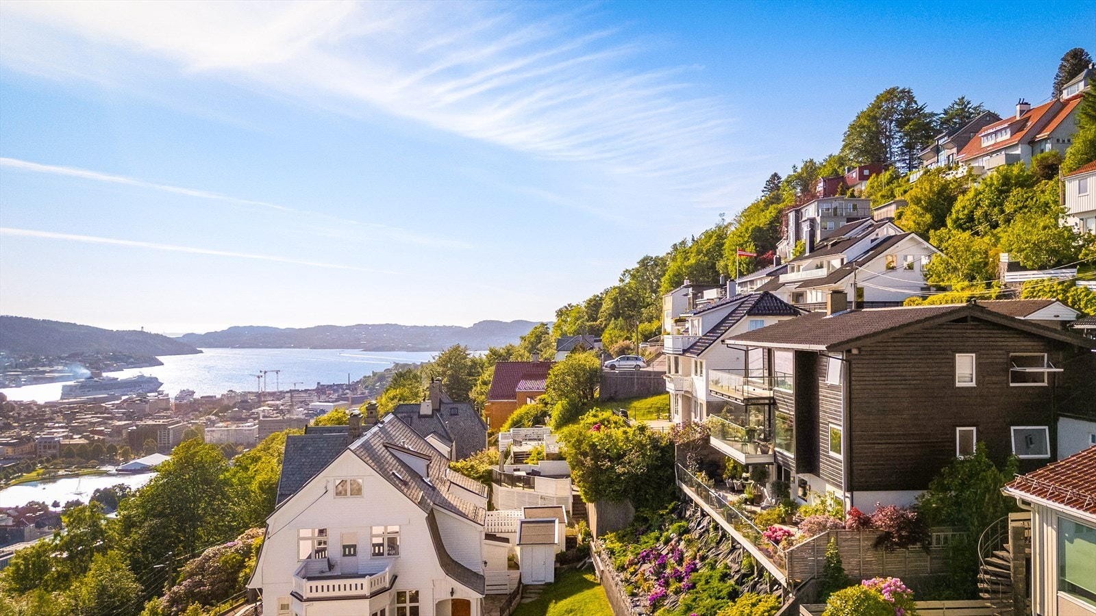 Eiendommen er plassert i en helling med åpen utsikt. Galleribilde