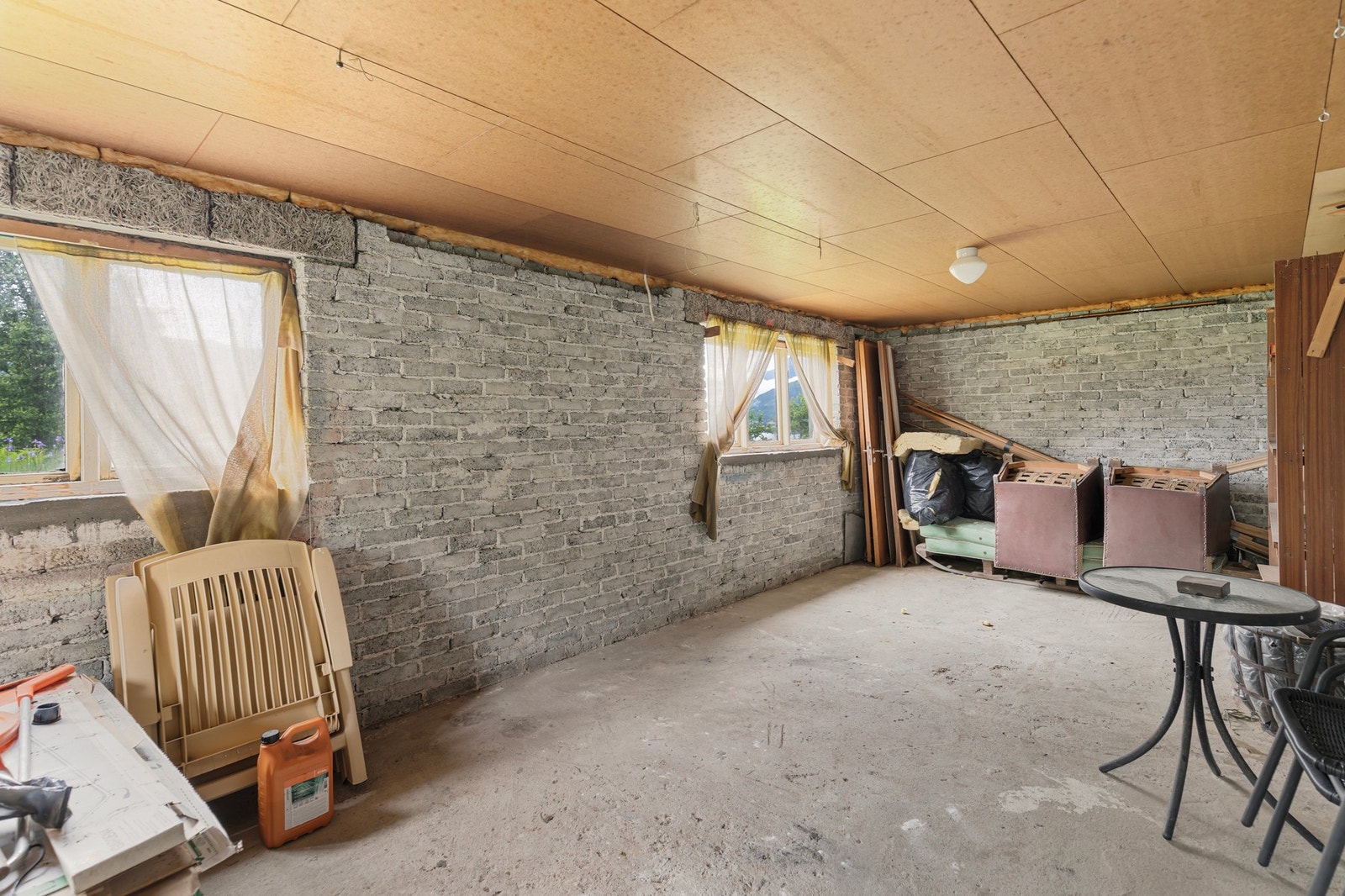 Underetasje inneholder tre romslige boder, stort uinnredet rom i fremre del av etasjen og vaskerom. Galleribilde