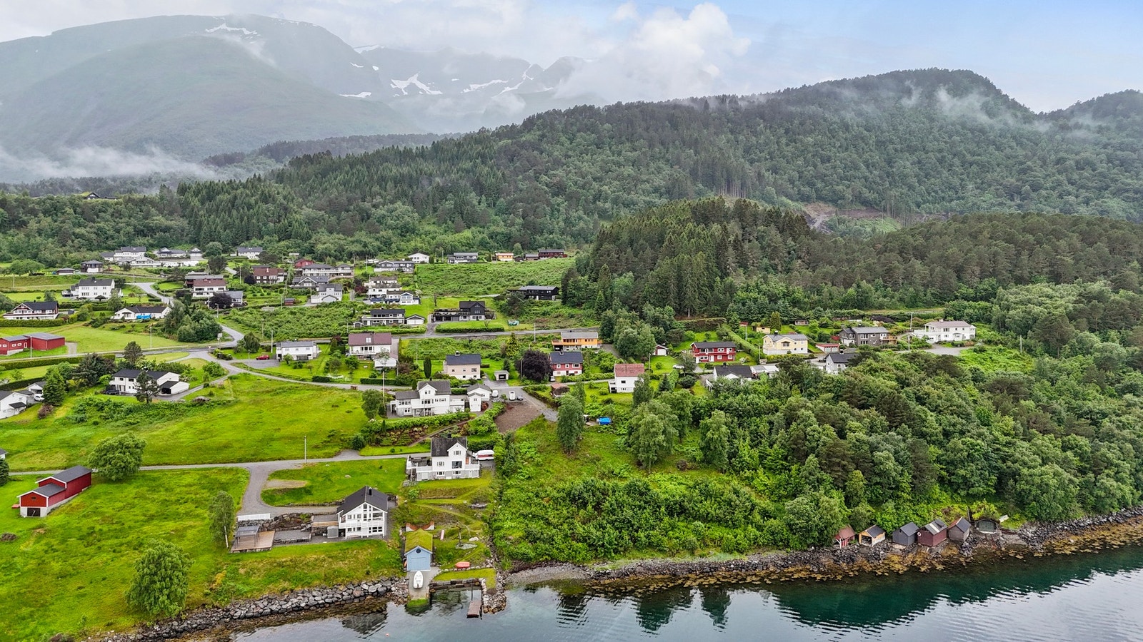 Eiendommen har medfølgende nausttomt ved fjorden. Galleribilde