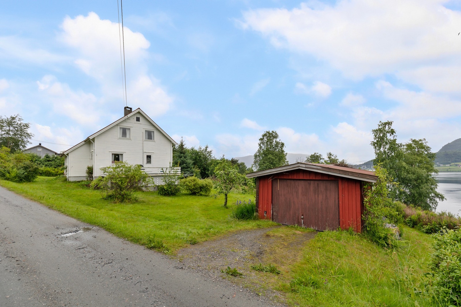 Oppført garasje på eiendommen. Galleribilde