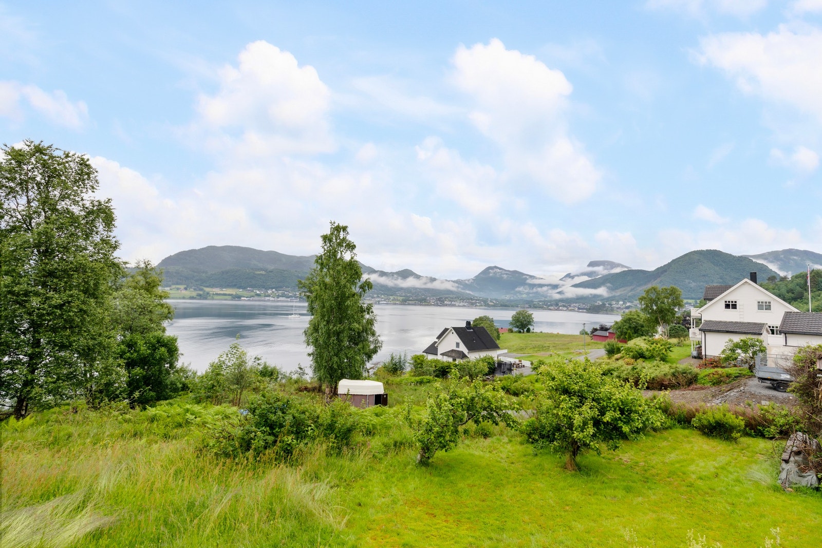 Fra eiendommen er det flott utsikt mot fjord og fjell. Galleribilde