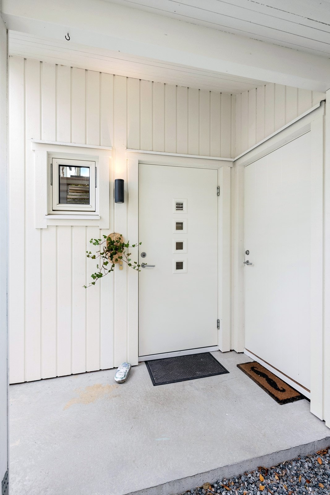 Overbygget inngangsparti med tilknyttet utvendig bod på 3 m². Galleribilde