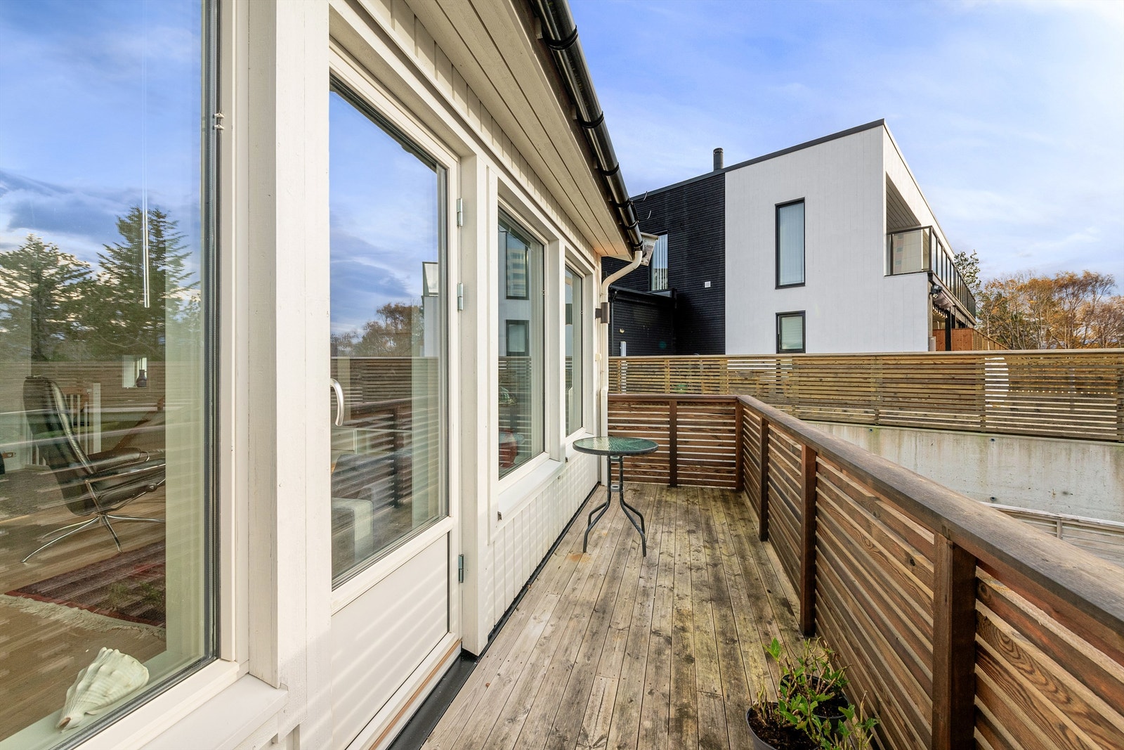 Fra stuen er det utgang til en veranda på 8 m². Galleribilde