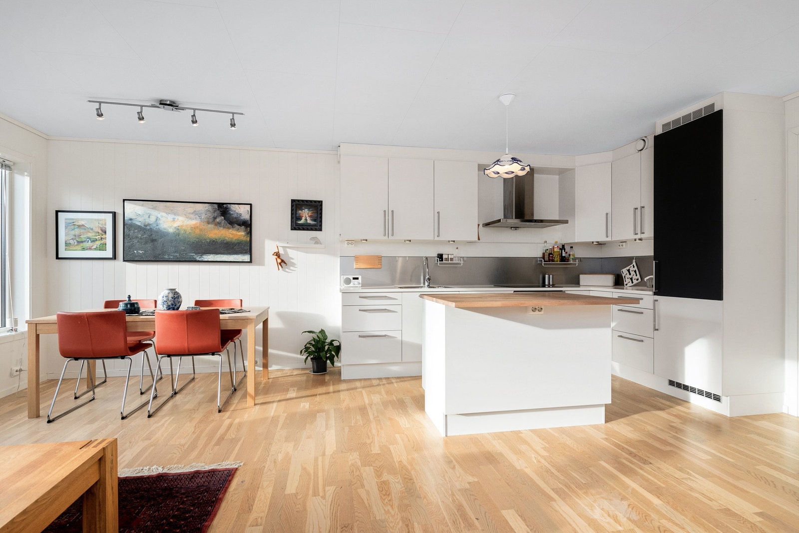 Kjøkkenøy med benkeplate i heltre gir en praktisk arbeids- og spiseplass. Galleribilde
