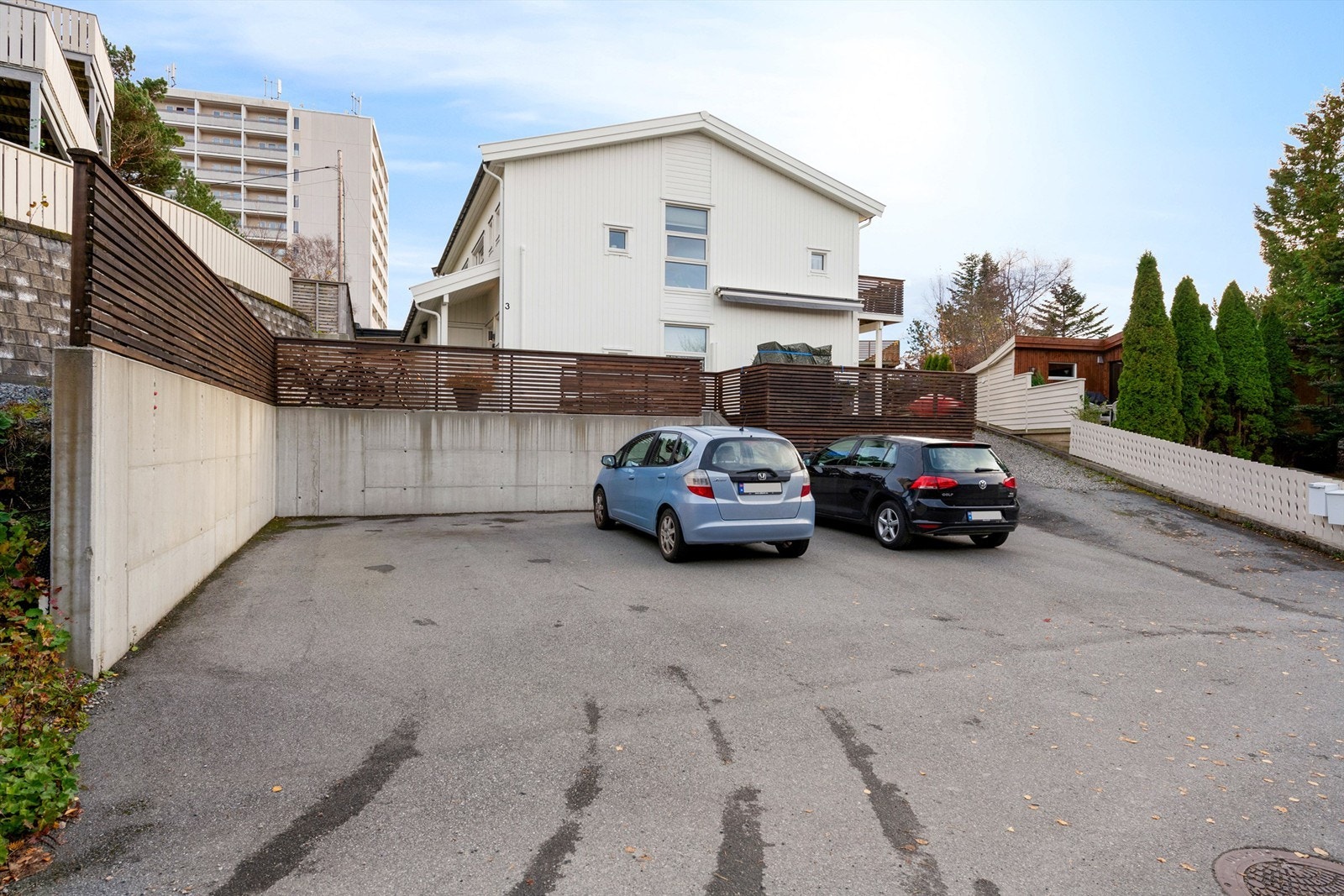 Parkering på felles, asfaltert gårdsplass. Galleribilde