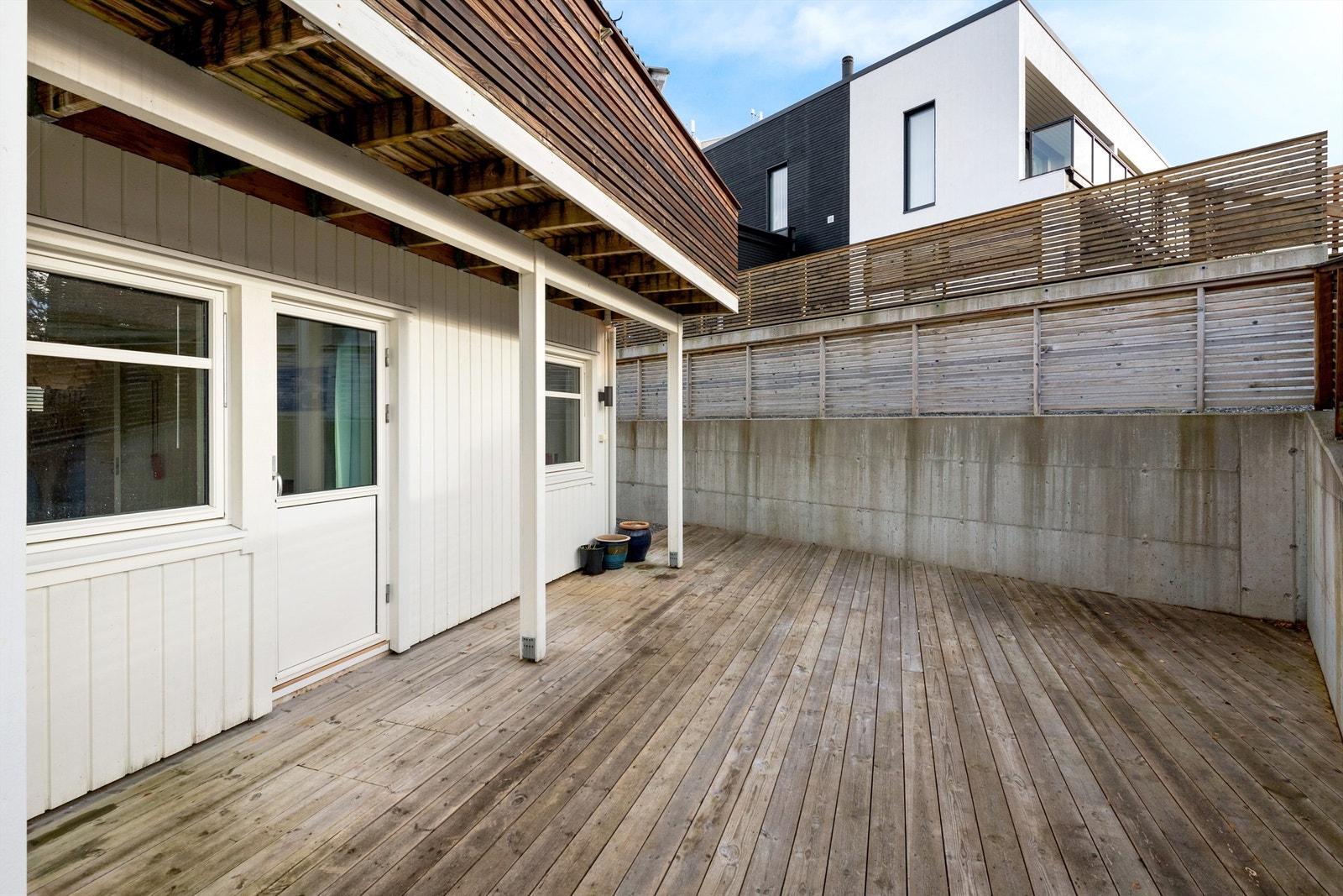 Stor, sørvendt terrasse på 36 m² med god plass til utemøbler. Galleribilde