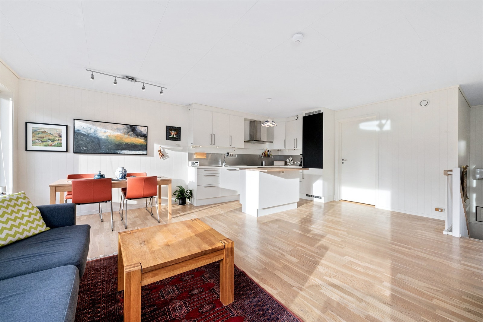 Stuen har god plass til både sofagruppe og spisebord. Galleribilde
