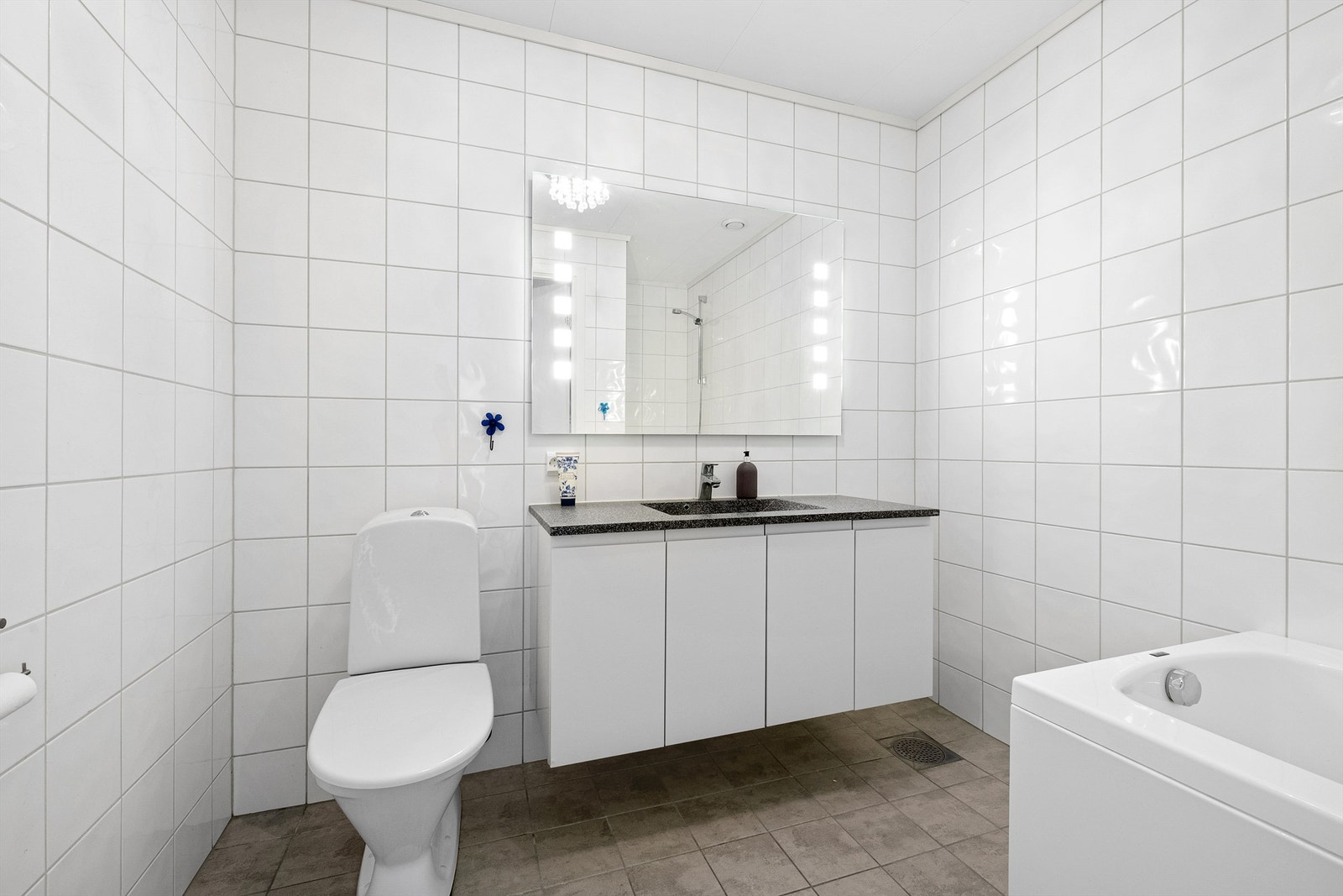 Helfliest bad med varmekabler i gulvet og innredning fra HTH. Galleribilde