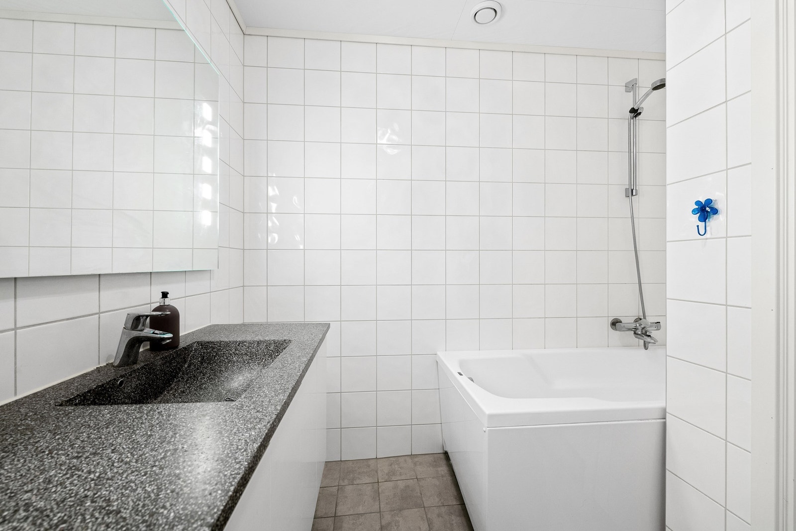 Badet er utstyrt med badekar i en egen dusjnisje. Galleribilde