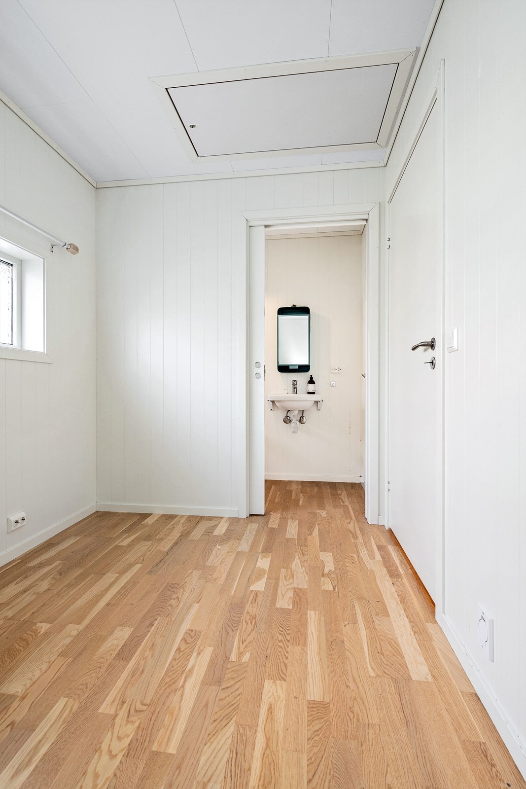 Fra soverommet er det direkte tilgang til et praktisk toalettrom. Her er det også adkomst til kryploft via trappeluke og stige. Loftet har gode oppbevaringsmuligheter Galleribilde