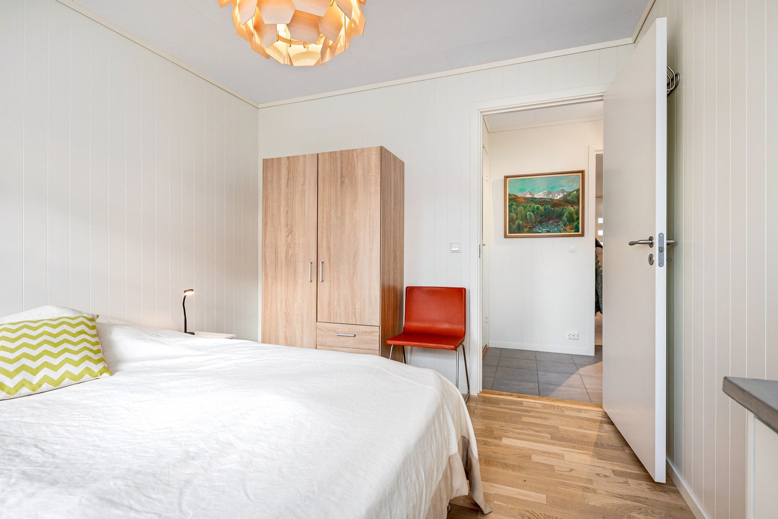 Rommet har god plass til dobbeltseng og garderobeløsning. Galleribilde