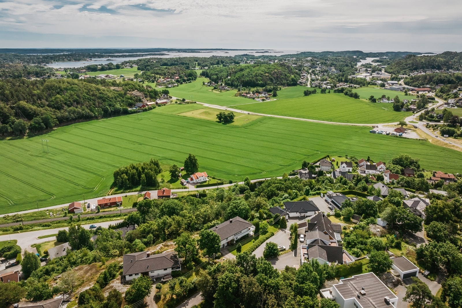 Her bor du i en stille gate med landlige omgivelser og likevel er du så kort tid fra sentrum Galleribilde