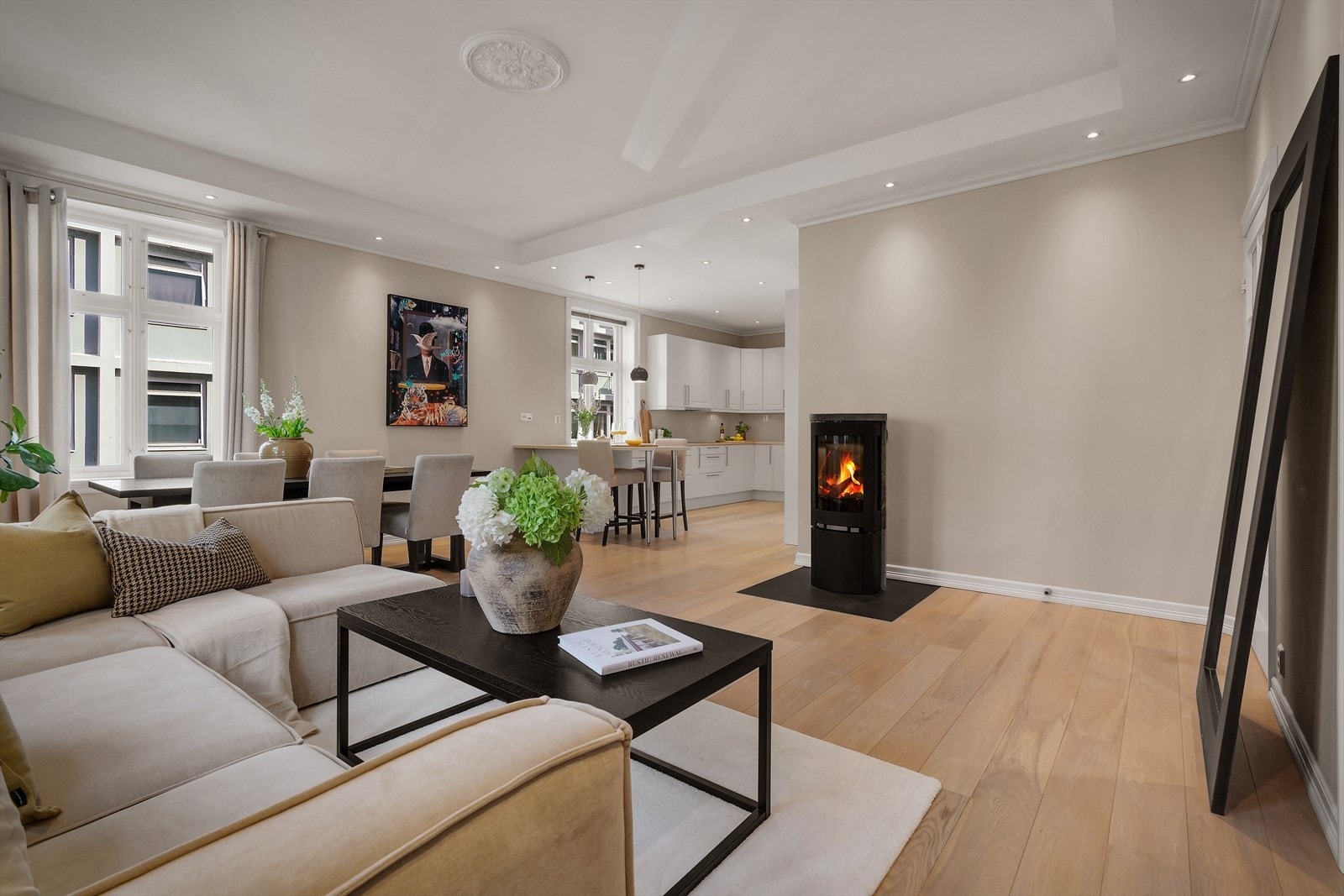 - Boligen har en miks av klassiske detaljer som takrosett og krysspostvinduer, og moderne uttrykk som downlights og slette vegger - Galleribilde