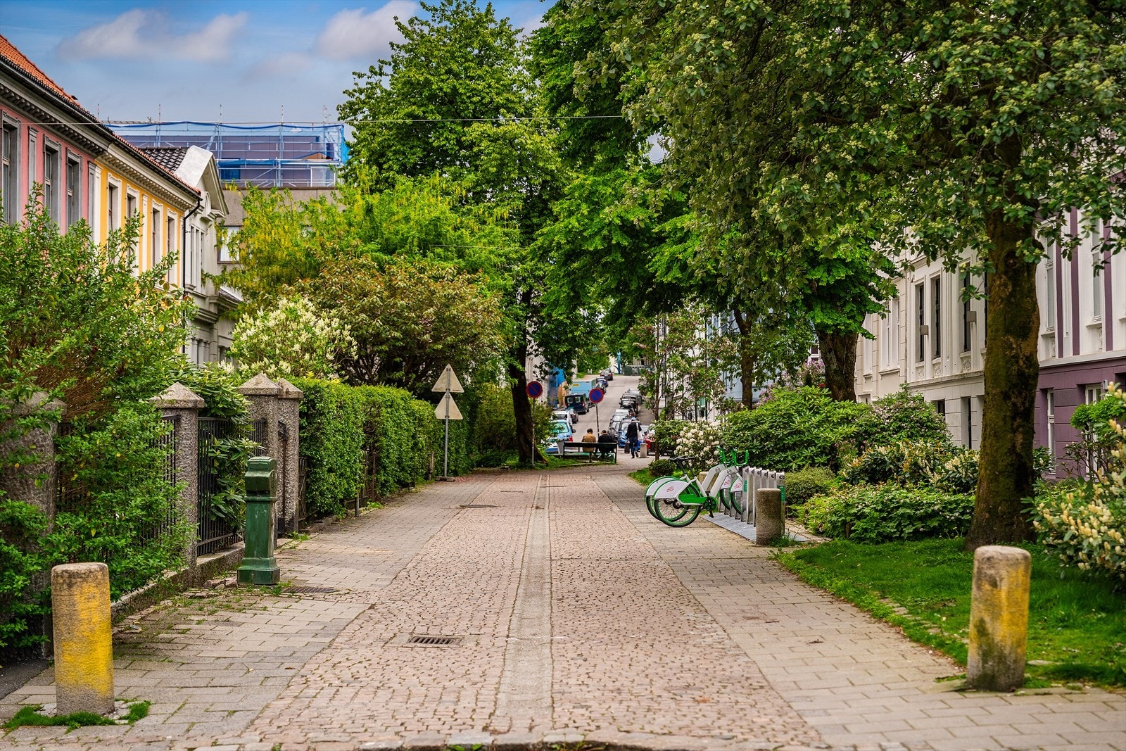 - Boligen befinner seg i en klassisk brosteinsbelagt gate i hjertet av Bergen sentrum - Galleribilde