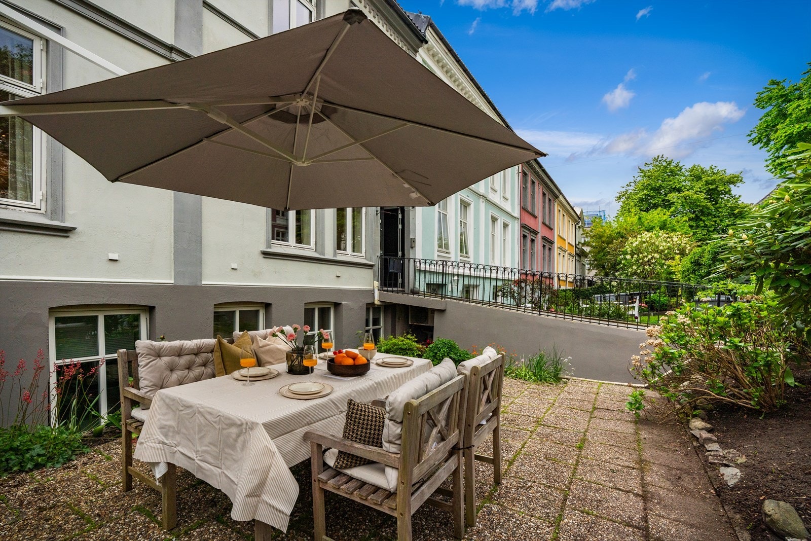 - Leiligheten har et BRA-I på 135m² og byr på blant annet 2/3 soverom, 1/2 stuer, garasje og gjennomgående god standard - Galleribilde