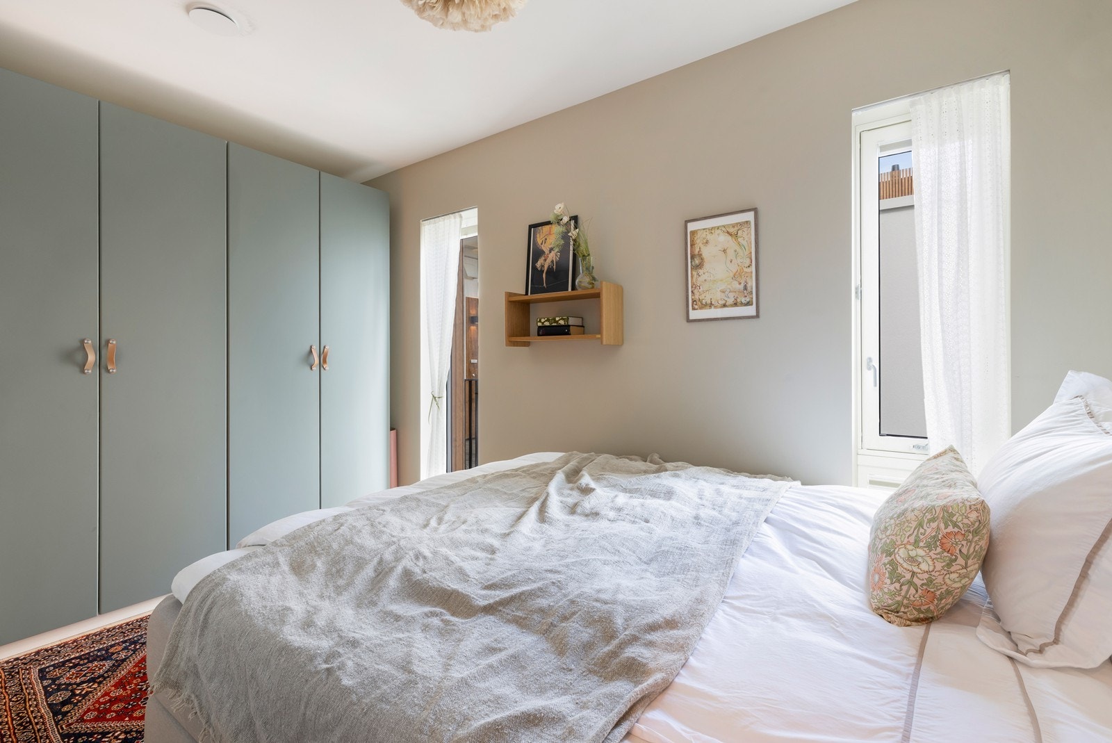 Soverom med god plass til seng og klesskap. Galleribilde