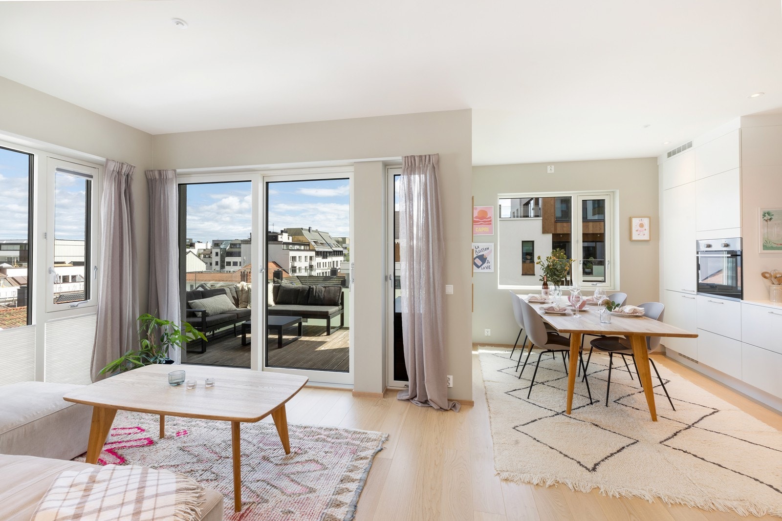 Stor lys stue med plass til både sofagruppe og spisebord. Galleribilde