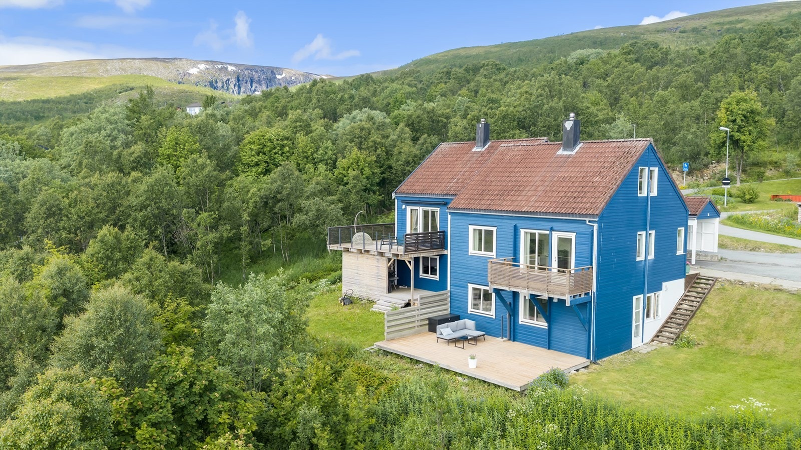 GARANTI Eiendomsmegling Tromsø Kvaløysletta - Velholdt og innholdsrik bolig fordelt over tre plan, med carport, familievennlig beliggenhet og flotte ut