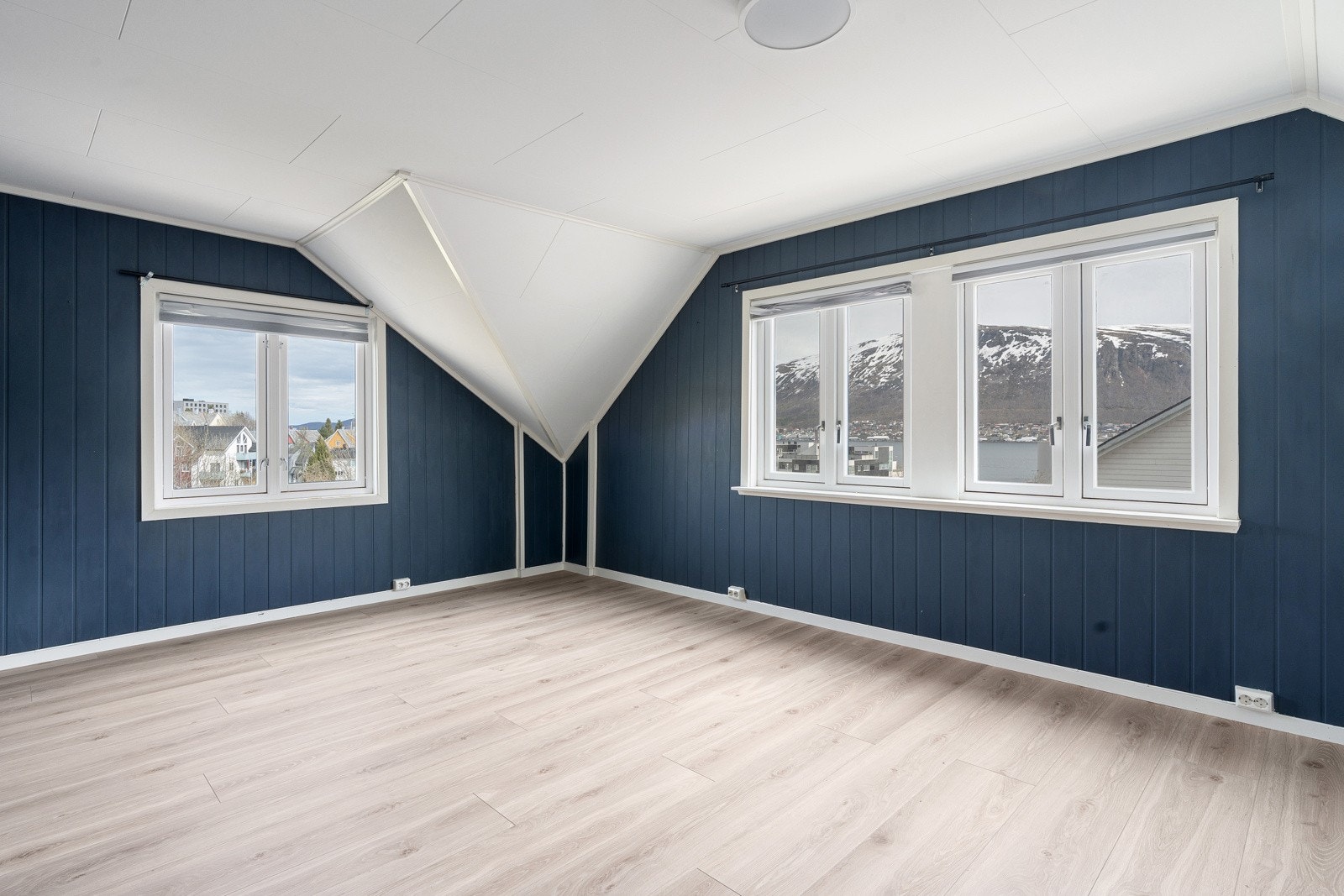 Romslig hovedsoverom med god plass til det du måtte ønske av møblement!