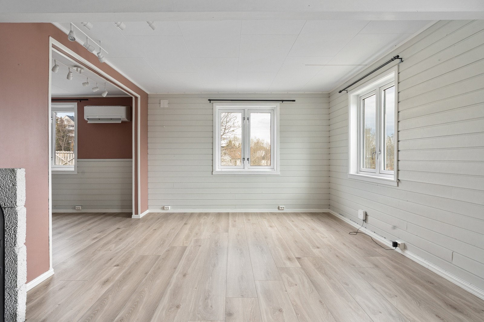 Romslig og åpen stue med gode møbleringsmuligheter.