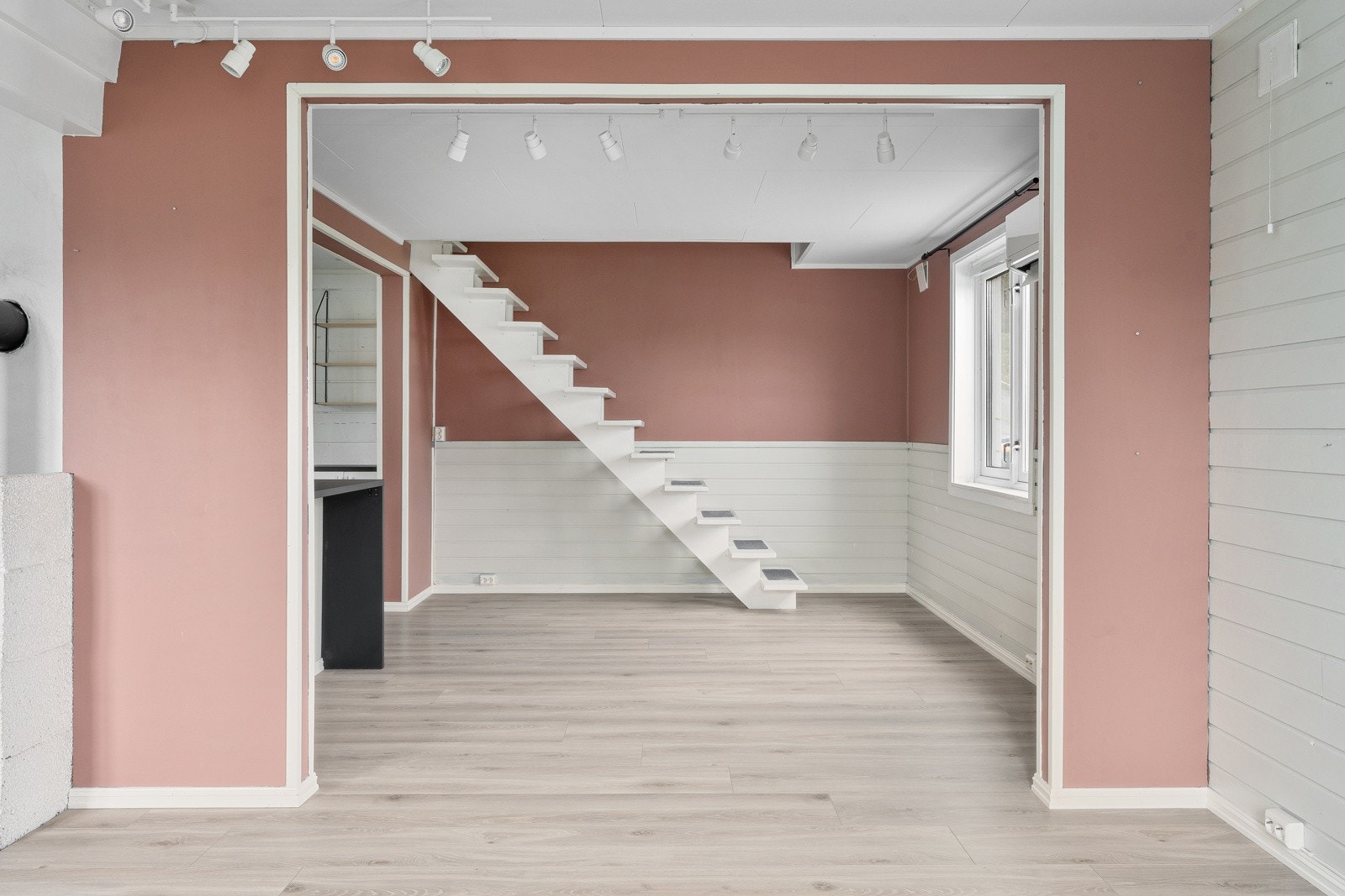 Stuen har rikelig med plass for sofagruppe, spisebord og annen innredning.