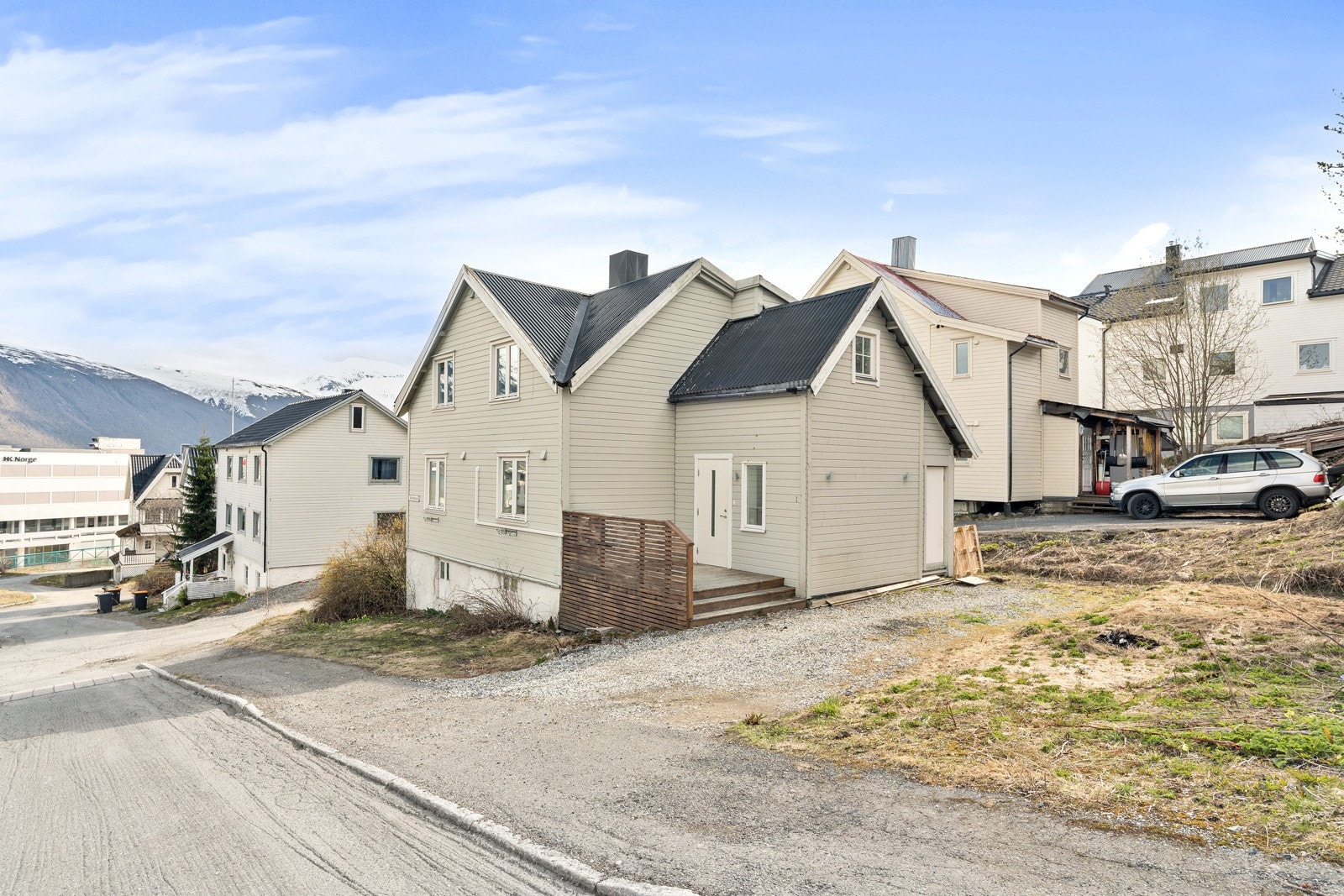 Boligen ligger i et rolig område med gangavstand til både sentrum og flotte turområder, samt kort vei til dagligvare!