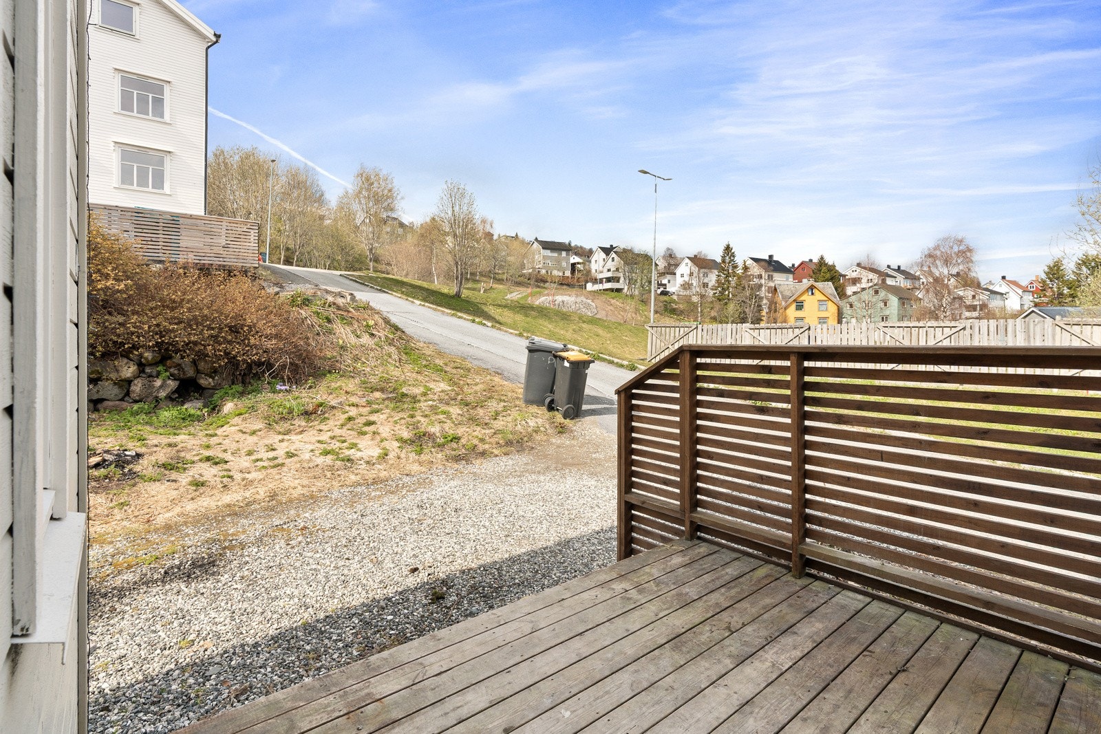 Hyggelig terrasse ved inngangspartiet som ønsker deg velkommen hjem!