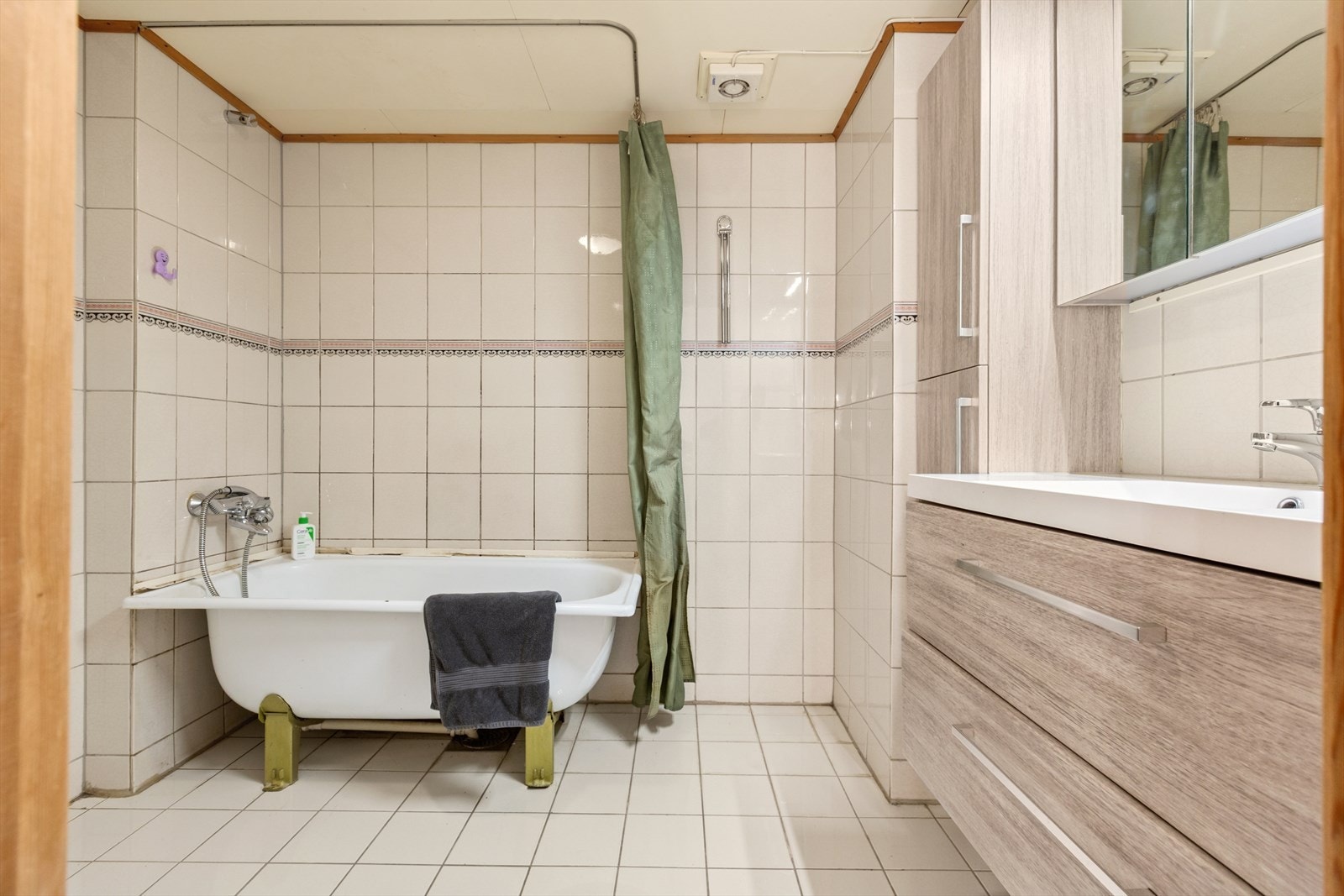 Badet i 2.etg har flislagt gulv og har bl.a montert badekar Galleribilde