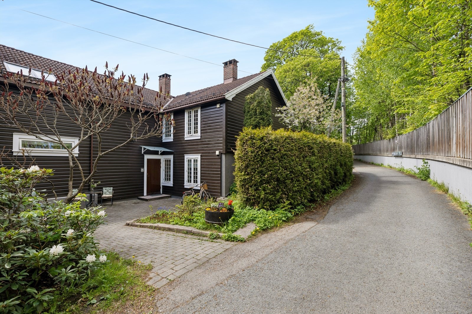 Dette er et lite og hyggelig sameie bestående av totalt 6 boligseksjoner. Galleribilde