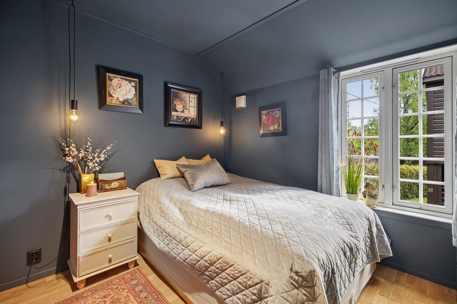 Innbydende og romslig soverom med plass til dobbeltseng og møbler, og en stor garderobeløsning som gir svært gode oppbevaringsmuligheter. Galleribilde