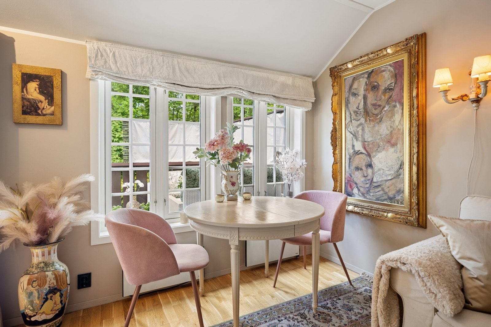 Store vindusflater slipper inn rikelig med naturlig lys og gir leiligheten en lys og luftig atmosfære. Galleribilde